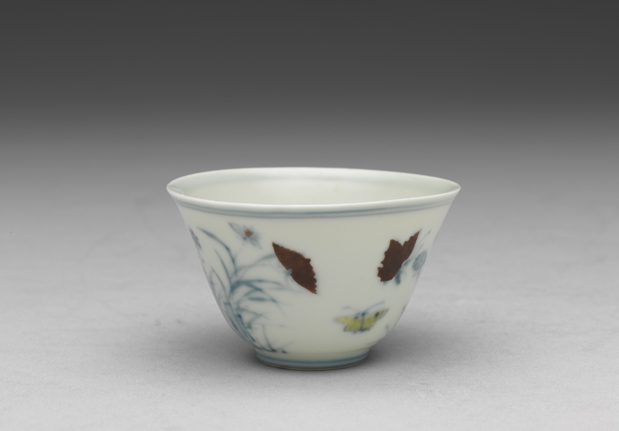 Porcelain cup with flower and butterfly design in doucai painted enamels, Chenghua reign (1465-1487), Ming dyansty-China Archive